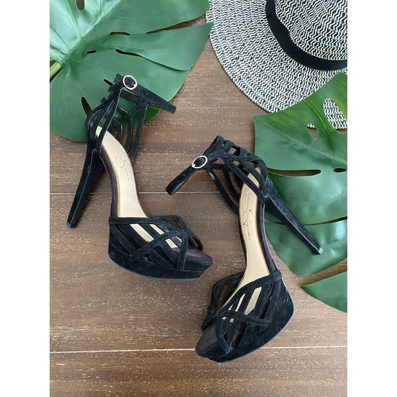 Cut out heel - Picture 2 of 3